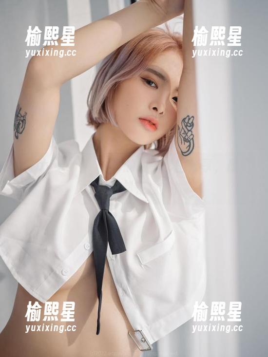 Hyoyeon(김효연)的网袜套图分享，感觉这货时刻在撩人！