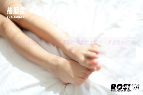 ROSI白裙合集，犹如在法式餐厅的甜点上撒了一点点艳丽的糖霜。
