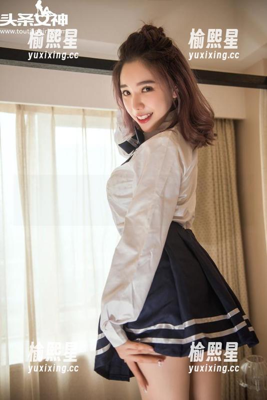 TouTiao头条女神 - 莫小希黑白图包：冷冷的，但又让人心痒