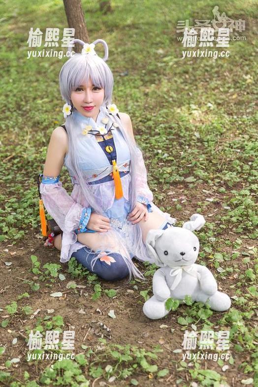 TouTiao头条女神-赵灵儿 TouTiao头条女神 - 赵灵儿:你就不能好好拍个圣诞写真吗?这也太随性了吧