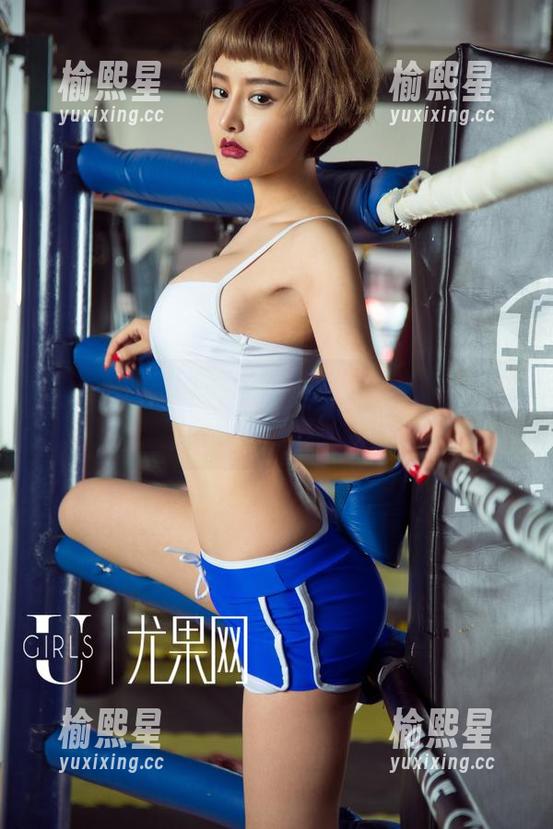 UGirls尤果网 - 忽然转身，景思晴身边的奶牛也在看我，咳咳，该不会是…