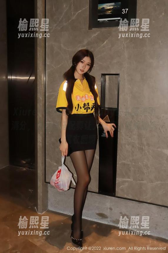 Xiuren秀人网 - 雨儿baby的礼服美图满分，但这些搭配真让人想起小时候的玩偶衣橱啊！