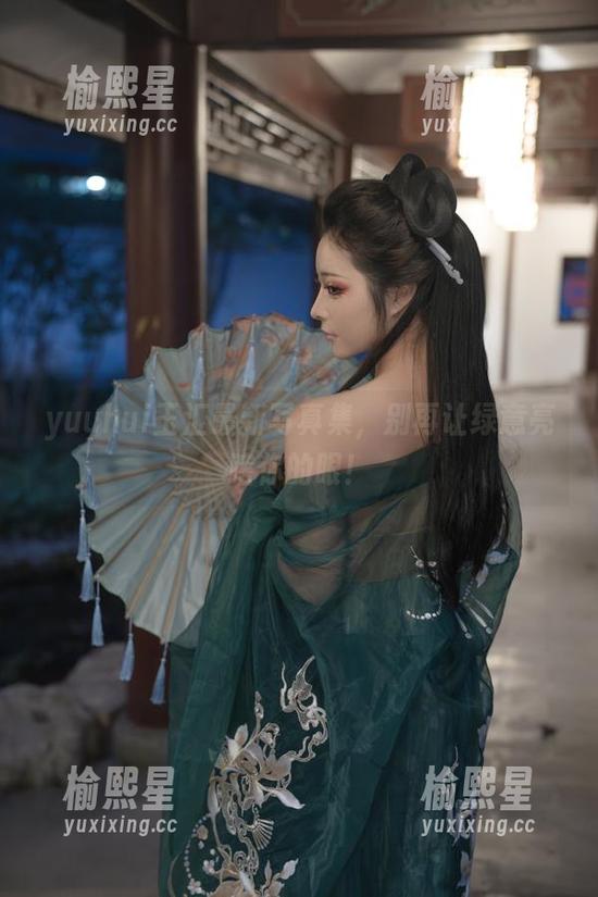 yuuhui玉汇最新写真集，别再让绿意亮瞎你的眼！