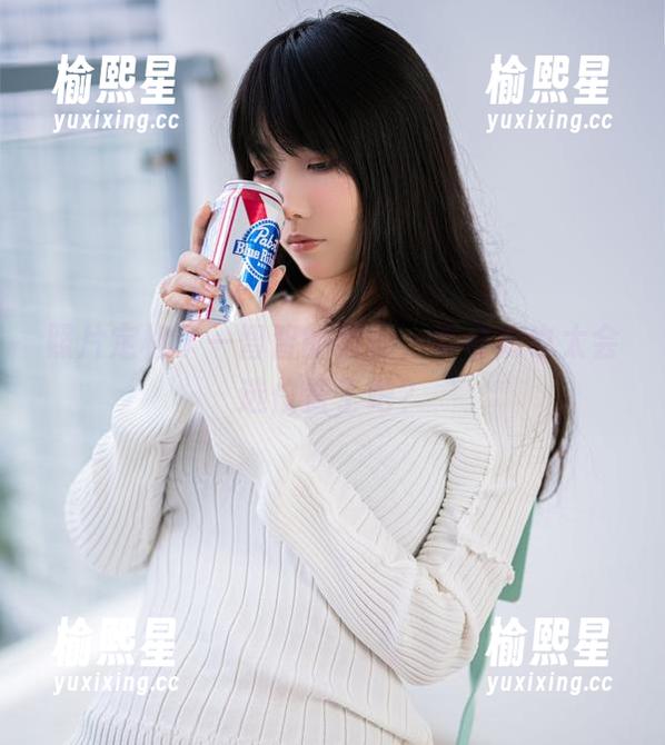 照片定格了一智智的精彩，牛仔裤也太会选位置了吧？