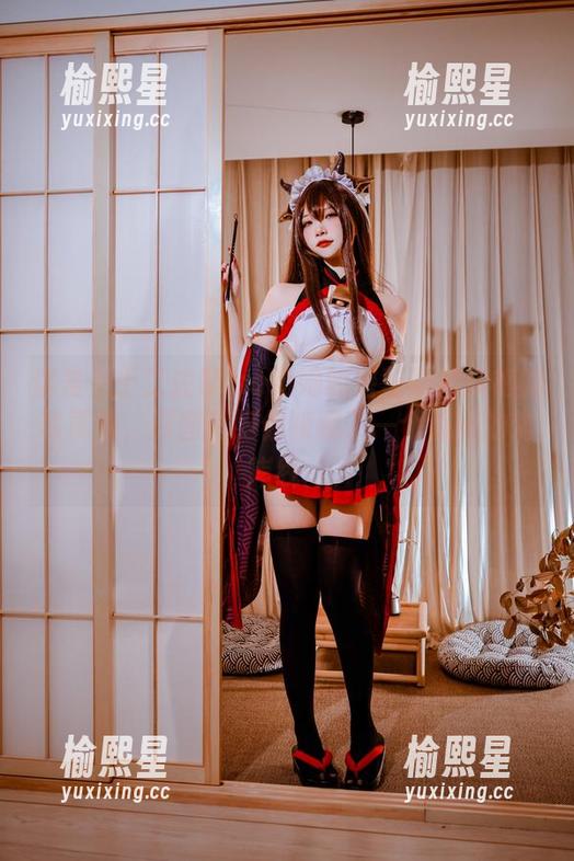 这是关于二佐Nisa和她的碧蓝柴郡旗袍的写真集，原图里好像暗藏了一个隐秘的海岸线。
