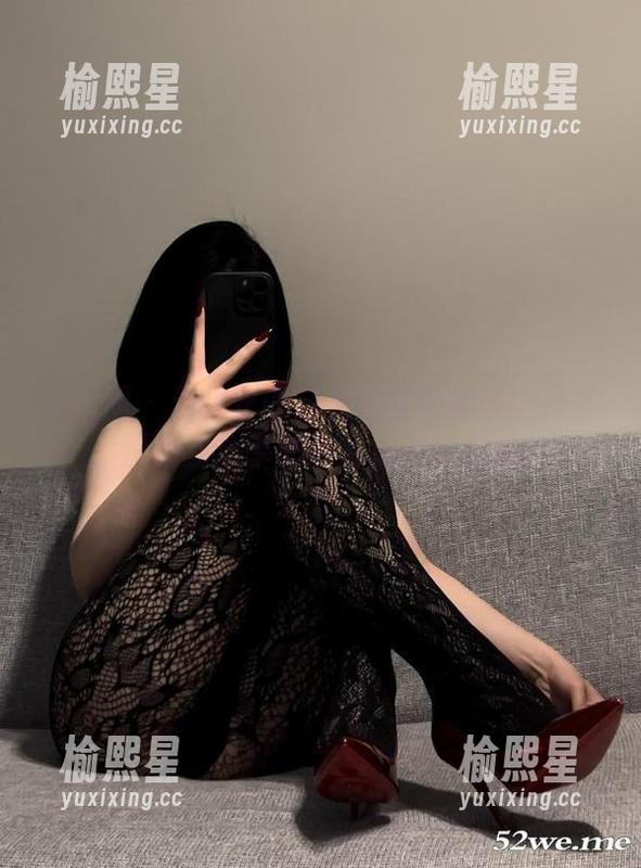 微密圈 - 当保守的二舅妈在瑜伽垫上挣扎，没想到分享的图片成了新灵感！