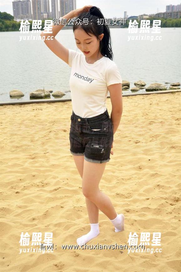 初夏女神-依依 初夏女神 - 高清直击,见证依依在学校车库的随性与优雅!