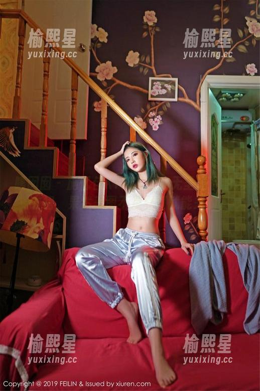 嗲囡囡 - 施忆佳KITTY教你无圣光下的连衣裙，果然美图不是靠灯就能来的。