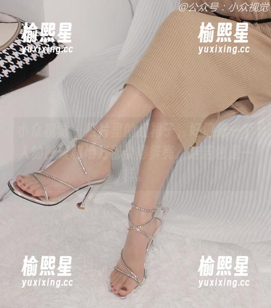 小众视觉-洁洁 小众视觉 - 照片里的红裙子,好像把一个人的时候和地方都染得鲜亮,洁洁也是一样。