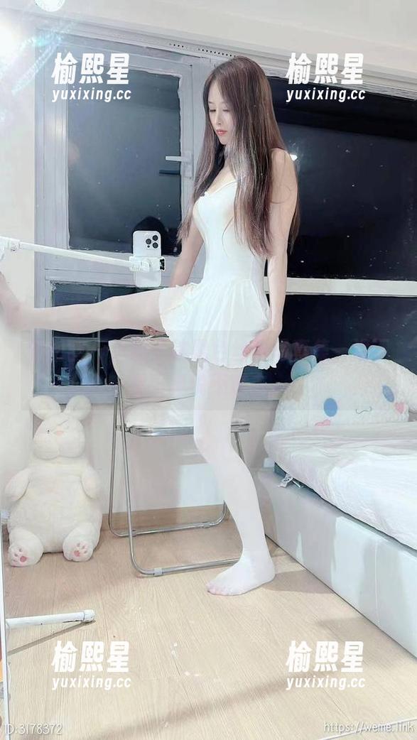 微密圈 - 小萌子这黑色丝袜写真集，没下载可真说不过去。