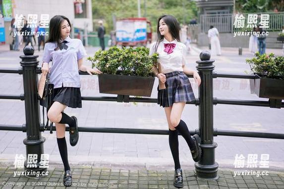 尤蜜荟 - Egg-尤妮丝的黑白美图：一只黑猫趴在窗边，静静地打个盹。