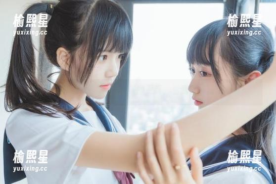 木棉棉OwO 木棉棉OwO的泳池探险:美图更新,看我优雅翻滚水面!