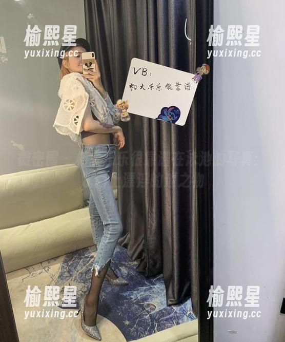 微密圈 - 杨大乐乐很靠谱在泳池的写真：水面上漂浮的迷之物