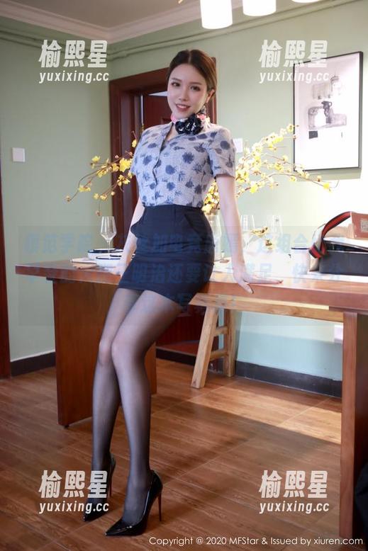模范学院 - 灰丝加电竞唐嫣，这组合比我早餐的火腿三明治还要让人满足，快来分享这本写真集！