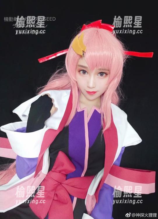 神探火狸狸的双生视界写真，不对称之美总能让你一头雾水