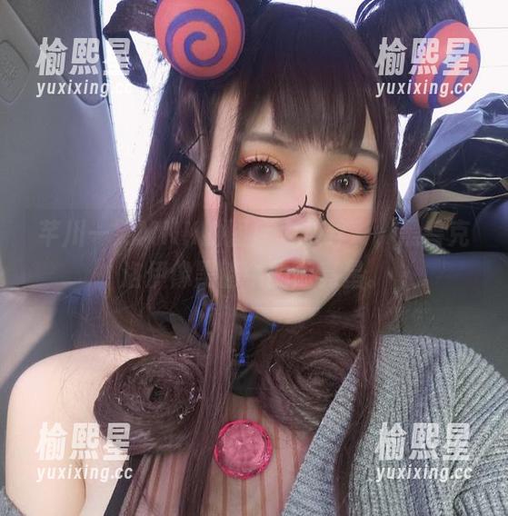 芊川一笑MNK的图库大放异彩，黑兽克洛伊像黑暗中的闪亮星。