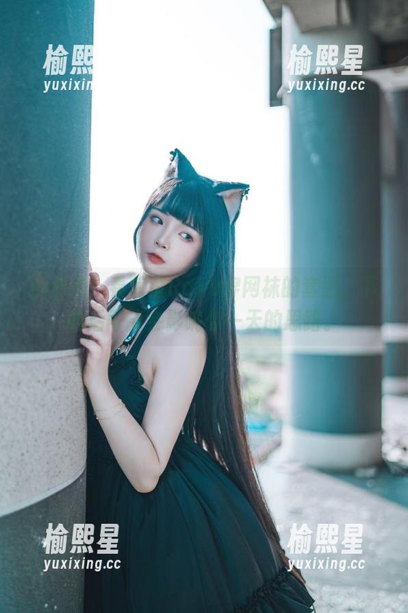 小心点！看落落Raku穿网袜的套图，下载后可能会影响你一天的思路。