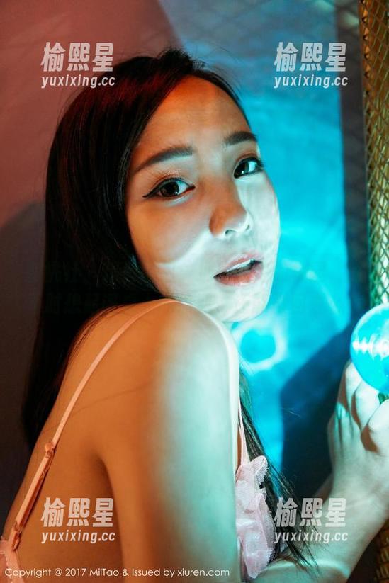蜜桃社 - 精选图包：拥抱美绪的校园，时不时想起课桌上的涂鸦，还能再回去么？