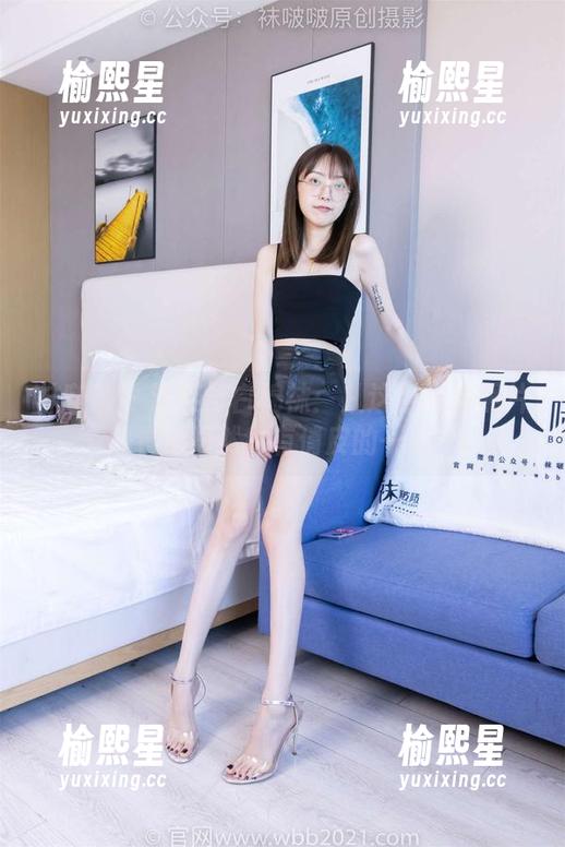 袜啵啵 - 泡芙与白棉袜：从这组高清照片看她居然也有俏皮的一面