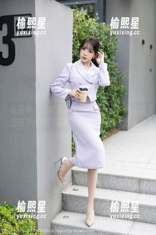 语画界 - 合集里的郑颖姗比基尼，偶尔露出些不经意的姿态，唔，真能引人驻足。