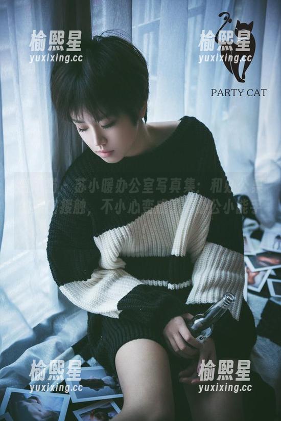 轰趴猫 - 苏小暖办公室写真集：和办公桌的亲密接触，不小心变成了“办公小能手”！