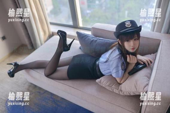 JK夕阳图包的雪琪SAMA，私底下可能是个爱在黄金时段“打卡”的人吧，嘿嘿