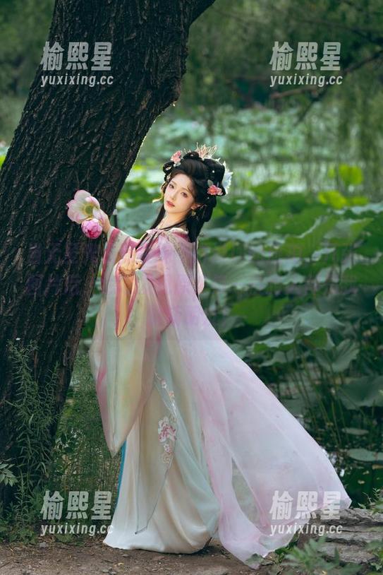 当无圣光遇到雯妹不讲道理的旅拍，几张图片后，我才发现原来每一位路人都是我的新朋友！