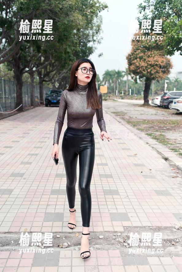 魔镜街拍：短裙肉丝黑高跟鞋外拍里的每一步，都是颜值与重力的较量！资源必备！