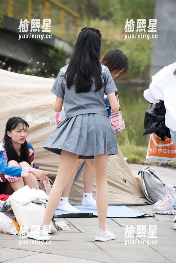 顺便欣赏一下街头的风景，魔镜街拍带来的这张长腿小姐姐照片，刚好抓住她的一瞬。