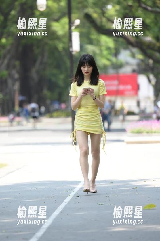 瞧瞧，魔镜街拍图库中的辉辉模拍，连身裤加肉丝，透出的是一种奇妙的悬念。
